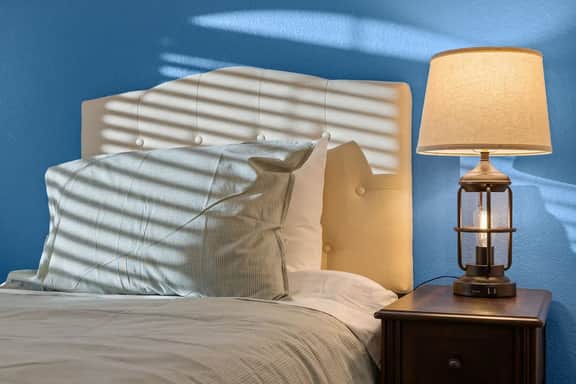 Temple House: Pet-Friendly, 5min Walk to Meta, EV Charger - Professionally Managed by Stay Albatross | Furnished Rentals