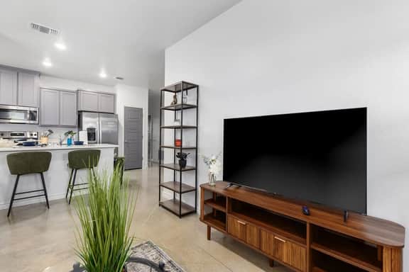 NEW Temple, 12 BD Contractor & Group Friendly