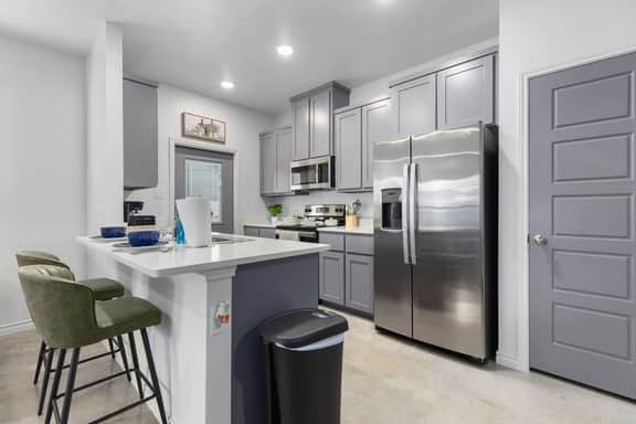 NEW Temple, 12 BD Contractor & Group Friendly