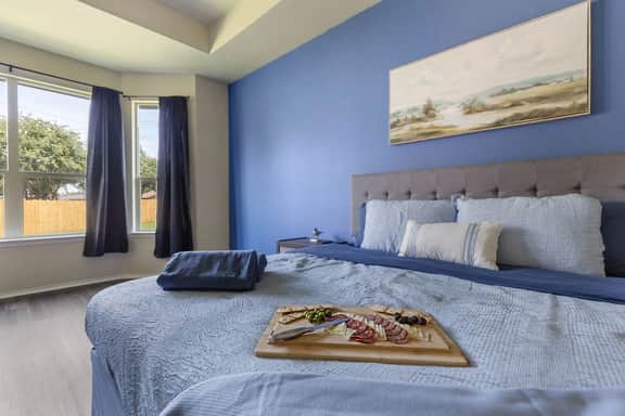 Temple Retreat: Home Theater, Arcade & Pet-Friendly - Professionally Managed by Stay Albatross | Furnished Rentals